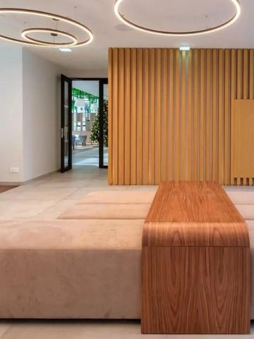 Moderne Lobby mit stilvollen Leuchtelementen und Holzverkleidung