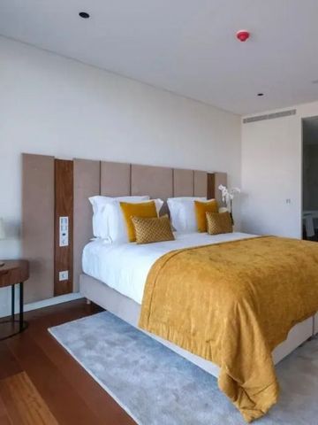 Komfortables Hotelzimmer mit Doppelbett und goldenen Akzenten