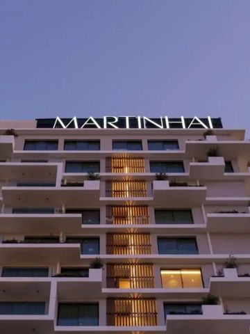 Fassade des Martinhal Lisbon Oriente Hotels im Abendlicht mit modernem Design.