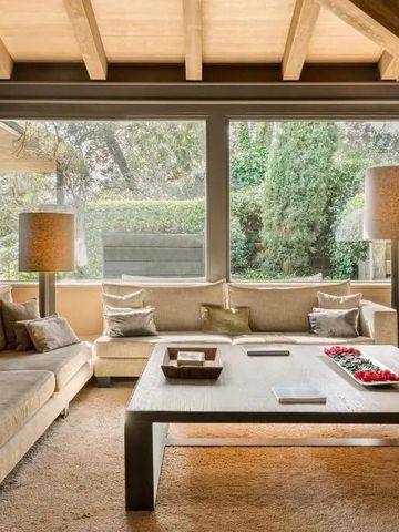 Gemütliche Lounge mit großen Fenstern und eleganter Einrichtung