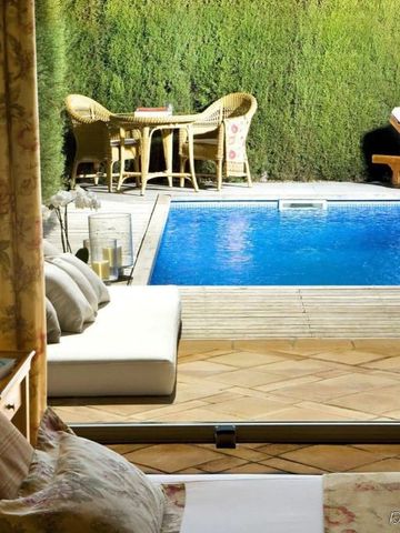 Privater Poolbereich mit Blick aus Zimmer im Mas De Torrent Hotel