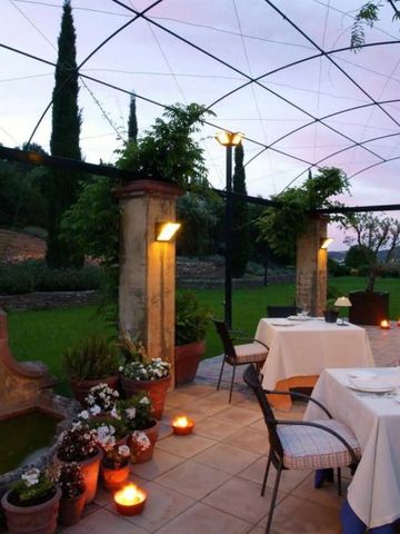 Romantischer Außenbereich mit gedeckten Tischen und Kerzenbeleuchtung