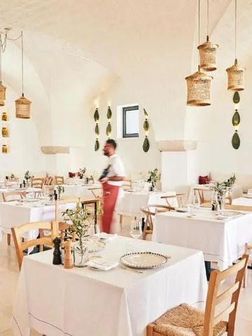 Helles Restaurant mit eleganter Dekoration und Servicemitarbeiter