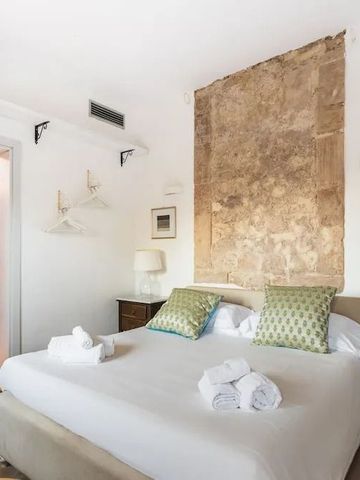 Helles Zimmer mit rustikaler Wand und modernen Annehmlichkeiten