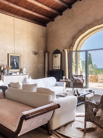 Luxuriöse Lounge mit hohen Decken und Meerblick