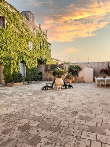 Großer Innenhof mit Efeubewuchs und rustikalen Möbeln bei Sonnenuntergang