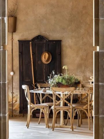 Gemütliche Sitzecke mit Holztisch und dekorativer Pflanze in rustikalem Ambiente