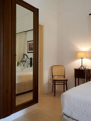 Gemütliches Schlafzimmer mit Doppelbett und klassischem Holzschrank