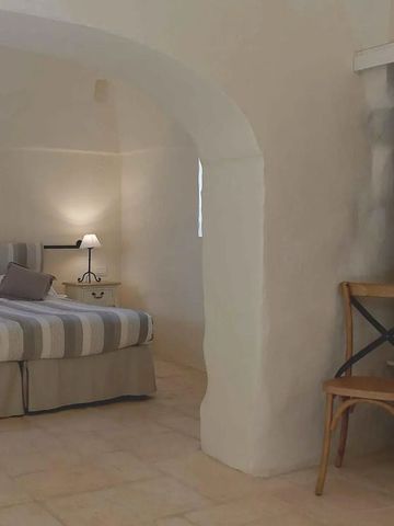 Gemütliches Schlafzimmer mit rustikalem Charme und Natursteinbögen