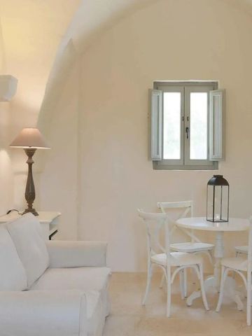 Heller Wohnbereich mit eleganter Einrichtung und Fensterblick