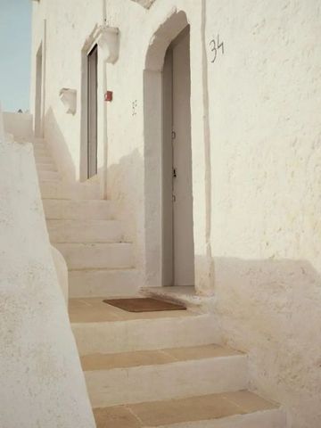 Charmantes Treppenhaus aus weißem Mauerwerk im Freien