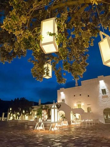 Beleuchteter Innenhof bei Nacht mit stilvollen Laternen und Architektur.