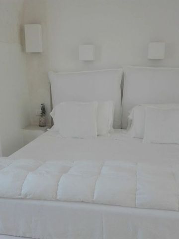 Modernes Schlafzimmer mit weißem Bett und minimalistischer Dekoration.