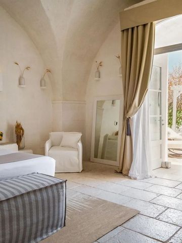 Helles, elegantes Gästezimmer mit französischen Türen, Sitzecke und gewölbtem Deckenstil.