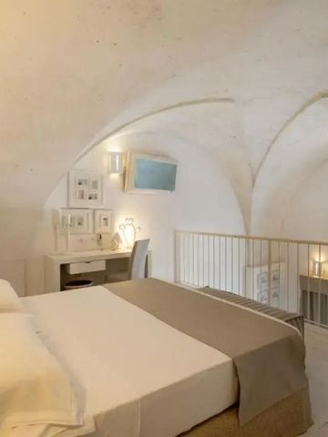 Elegantes Schlafzimmer mit Gewölbedecke und modernem Dekor