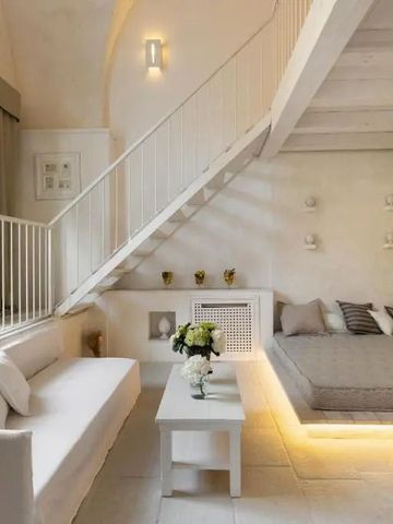 Stilvoller Wohnbereich mit Treppe und moderner Inneneinrichtung