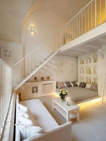 Geräumiger Lounge-Bereich mit Treppe und stilvollen Akzenten