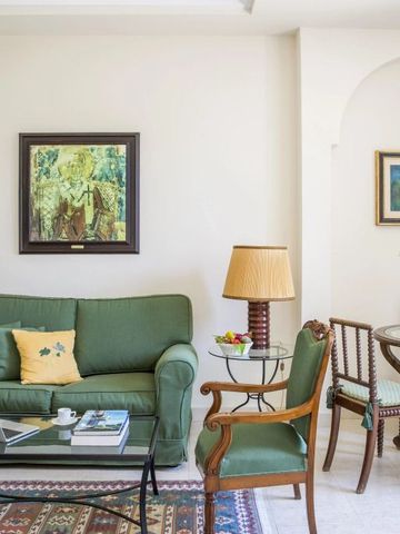 Gemütlicher Wohnbereich mit klassischer Einrichtung und warmen Farben im Hotelzimmer