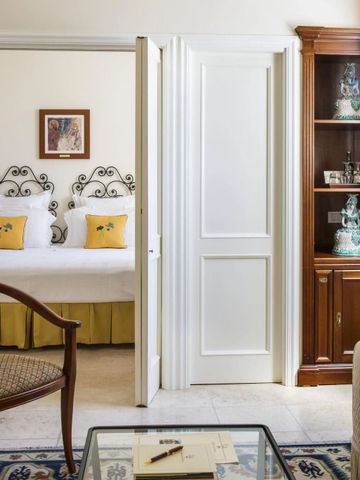 Luxuriöses Schlafzimmer mit geschmackvoller Einrichtung und dekorativen Elementen