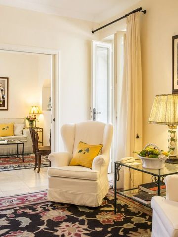 Elegantes Wohnzimmer mit antikem Dekor und viel natürlichem Licht