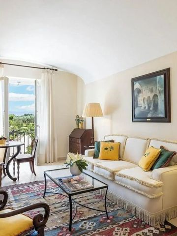 Heller Wohnbereich mit stilvoller Einrichtung und Balkonblick