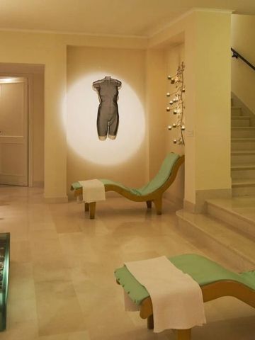 Eleganter Spa-Bereich mit Liegen und entspannendem Ambiente