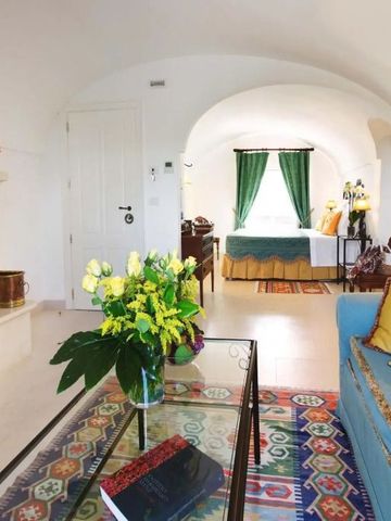 Luxuriöses Wohnzimmer und Schlafbereich in einer eleganten Suite