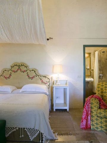 Gemütliches Schlafzimmer mit kunstvoll verziertem Bettkopfteil im Hotel