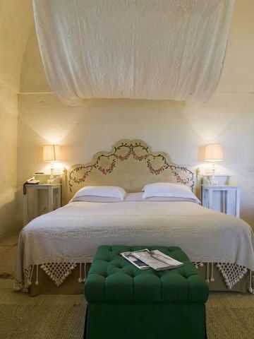 Luxuriöses Schlafzimmer mit Baldachinbett und dezentem Dekor