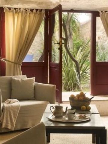 Gemütlicher Wohnbereich mit Blick auf Garten durch große Fenster