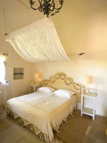 Helles Schlafzimmer mit elegantem Verzierungsmuster am Bett