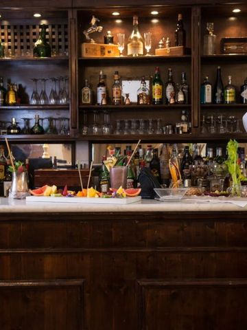 Elegante Bar im Hotel mit vielfältiger Spirituosenauswahl