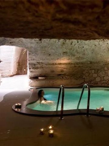 Unterirdisches Spa mit kleinem Pool und Kerzenlicht