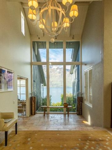 Heller Eingangsbereich mit großen Fenstern und Bergblick