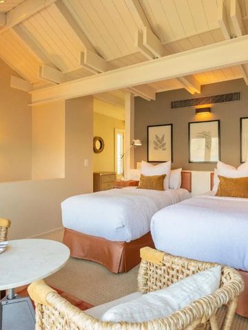 Gemütliches Zimmer mit zwei Betten und rustikalen Elementen