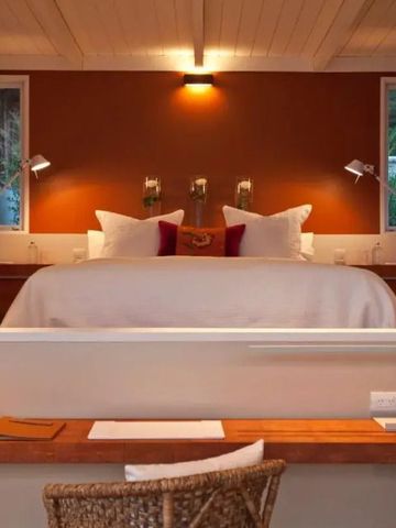 Stilvolles Schlafzimmer mit gemütlichem Ambiente