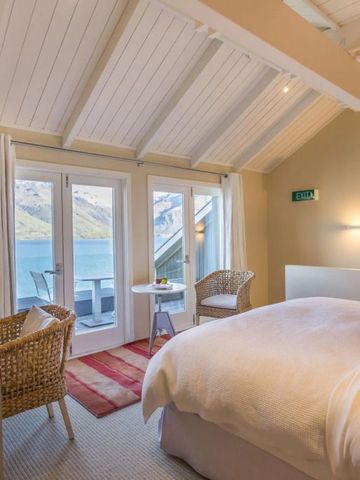 Helles Zimmer mit Panoramafenstern und beeindruckendem Bergblick