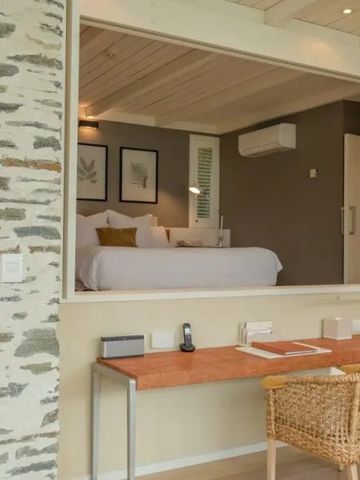 Stilvoll eingerichteter Arbeitsbereich im Hotelzimmer mit Steinwanddetail