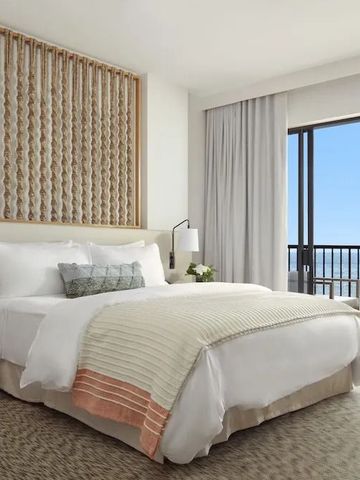 Modernes Hotelzimmer mit Kingsize-Bett und spektakulärem Blick aufs Meer