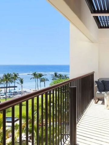 Hotelbalkon mit Sofas und Panoramablick auf das Meer und Palmen