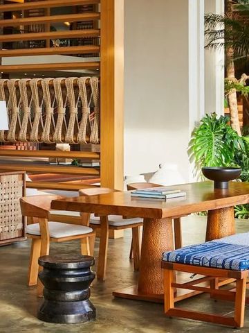 Elegante Lobby mit Holzmöbeln und exotischen Pflanzen