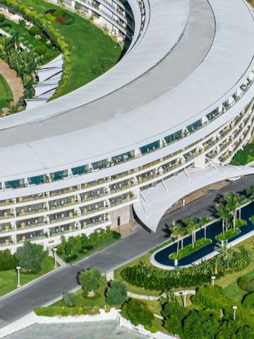 Architektonische Front des Maxx Royal Belek mit geschwungener Gebäudestruktur
