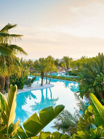 Tropische Poollandschaft mit Palmen und klarem Wasser im Maxx Royal Belek Golf Resort