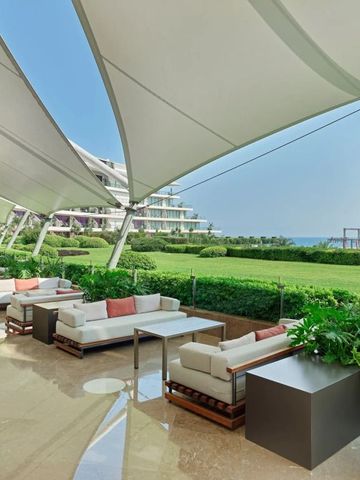 Moderne Terrasse mit bequemen Sitzgelegenheiten und Blick auf die Anlage
