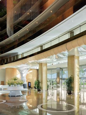 Elegante Lobby mit künstlerischen Designelementen und Lichtspiel