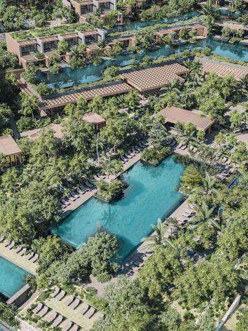 Vogelperspektive auf Poollandschaft und umgebende grüne Vegetation