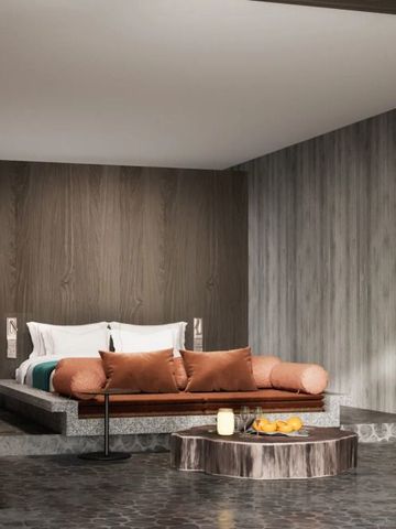 Gemütliche Suite mit warmen Holzelementen und eleganter Sitzecke in neutralen Farben.