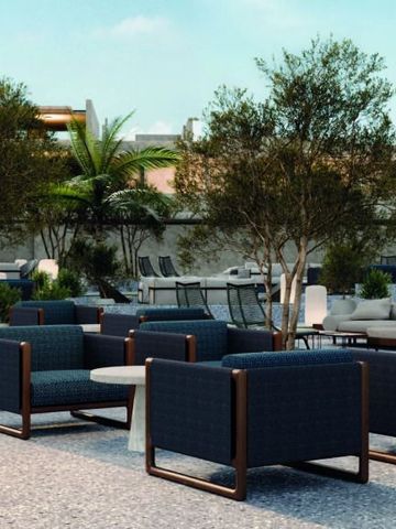 Elegante Outdoor-Lounge mit bequemen Sitzmöbeln und mediterraner Bepflanzung.