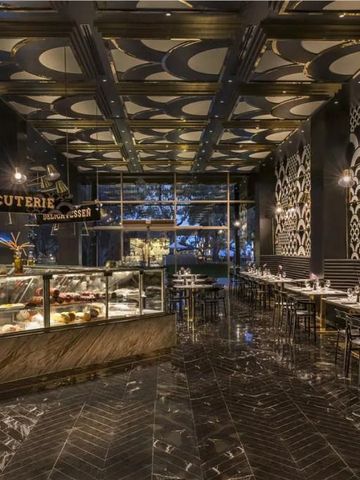 Stilvolles Restaurant mit charmanter Beleuchtung und eleganten Mustern im MAXX Royal Kemer