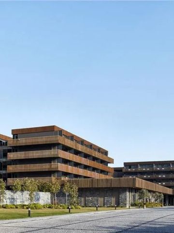 Moderne Außenansicht des MAXX Royal Kemer Hotels mit Holzverkleidung und Garten